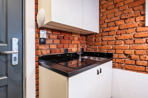 Classic Studio | Private kitchenette | Fridge, stovetop, electric kettle, cookware/dishes/utensils