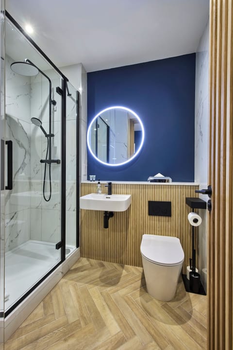 Superior Triple Room | Bathroom | Free toiletries, hair dryer, towels, soap