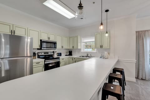 Signature Condo, 3 Bedrooms, Balcony, Golf View | Private kitchen | Fridge, microwave, oven, stovetop