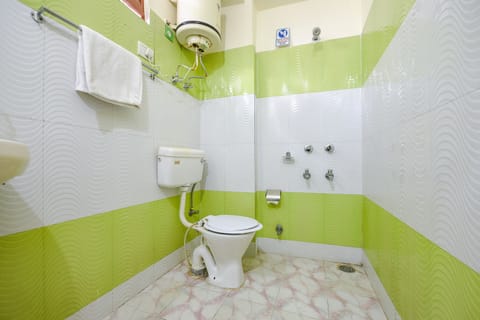 Deluxe Room | Bathroom | Shower, rainfall showerhead, free toiletries, towels