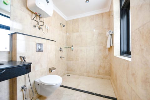 Deluxe Room | Bathroom | Shower, rainfall showerhead, free toiletries, towels