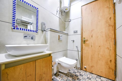 Deluxe Room | Bathroom | Shower, rainfall showerhead, free toiletries, towels