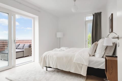 Wake up with lots of healthy sunlight from the big windows