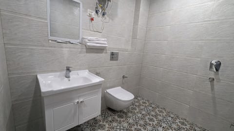 Deluxe Double Room | Bathroom