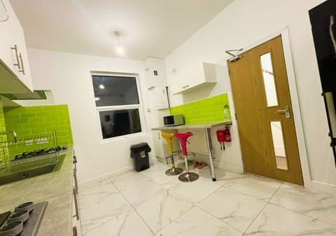 Room 1 | Private kitchen | Fridge, microwave, oven, stovetop