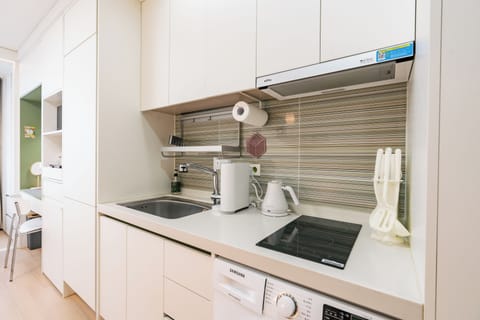 Basic Studio Suite | Private kitchen | Full-size fridge, microwave, stovetop, coffee/tea maker