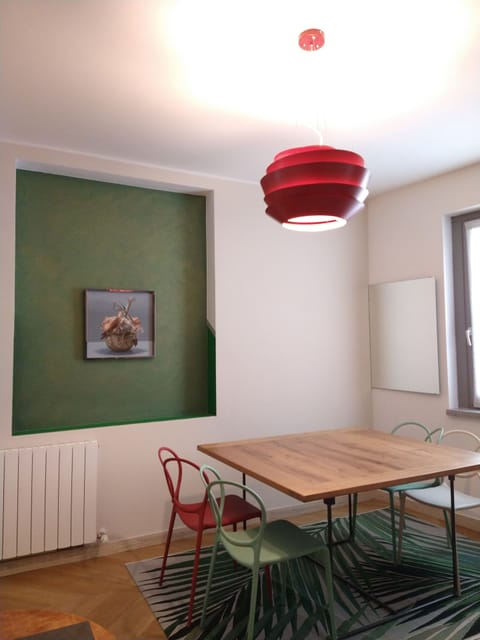 Deluxe Condo, 2 Bedrooms | Dining room