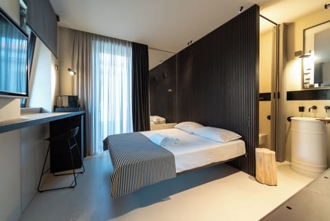 Standard Room, Balcony | In-room safe, laptop workspace, blackout drapes, free WiFi