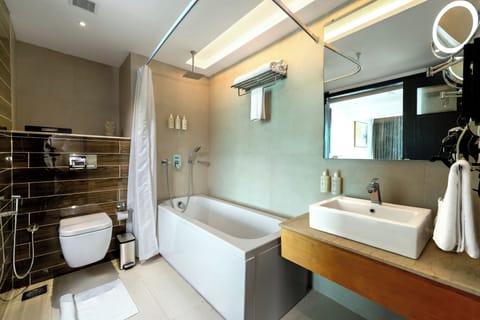 Premium Double Room, City View | Bathroom | Slippers, soap, shampoo, toilet paper