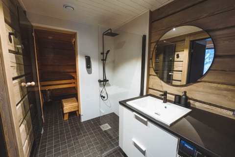 Deluxe Studio Suite | Bathroom | Towels, toilet paper