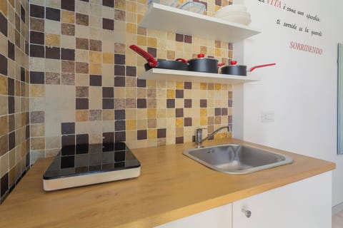 Comfort Room, Kitchenette | Private kitchenette