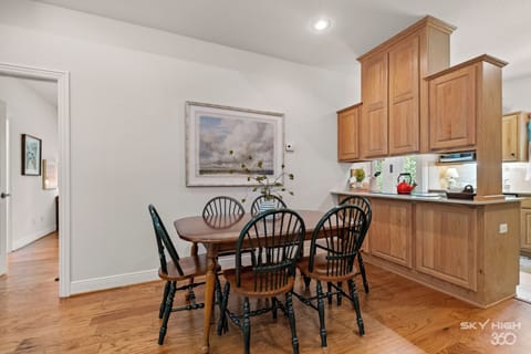 Dining area seating for 6!