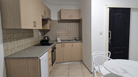 Luxury Apartment, City View | Private kitchen | Toaster