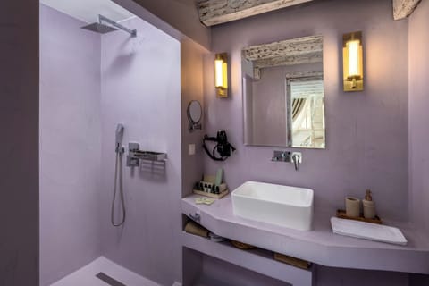 Deluxe Room, Courtyard View | Bathroom | Shower, towels