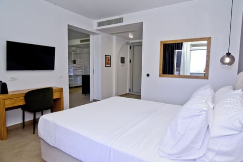 Family Room, Sea View | Hypo-allergenic bedding, soundproofing, free WiFi, bed sheets