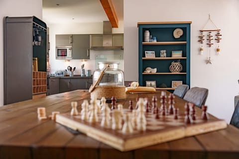 Cool Waves chess set