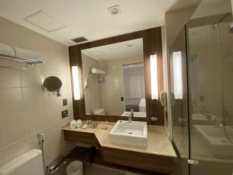 Deluxe Double Room, 1 Queen Bed | Bathroom | Shower, rainfall showerhead, free toiletries, hair dryer