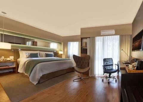 Business Room, 1 Queen Bed | Hypo-allergenic bedding, minibar, in-room safe, individually decorated