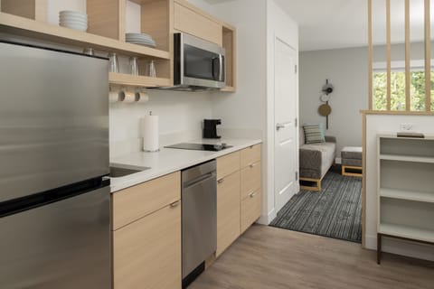 Studio Suite, 1 King Bed | Private kitchen
