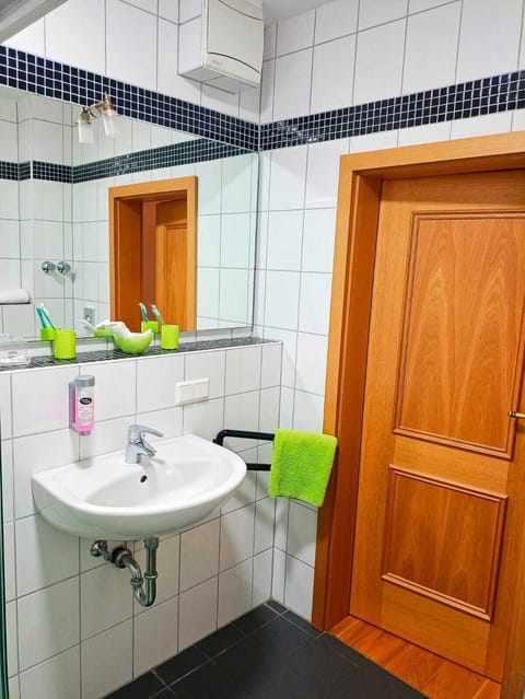 Double Room, Private Bathroom, City View (DZ groß) | Bathroom | Shower, free toiletries, hair dryer, towels