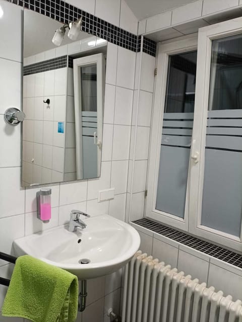 Deluxe Double Room | Bathroom | Shower, free toiletries, hair dryer, towels