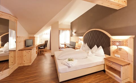 Superior Double Room, Balcony | Minibar, in-room safe, desk, blackout drapes