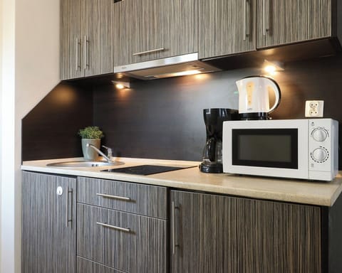 Economy Suite | Private kitchenette | Fridge, stovetop, cookware/dishes/utensils