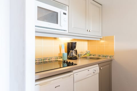 Apartment 4 people - 1 bedroom - Terrace or balcony - Sea view | Private kitchenette | Fridge, microwave, stovetop, dishwasher