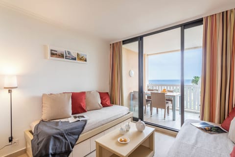 Apartment 4 people - 1 bedroom - Terrace or balcony - Air conditionned - Sea view -ExpoSud Renovated | Living area | Flat-screen TV, books