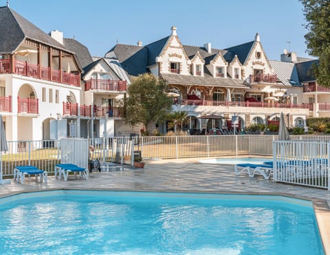 Seasonal outdoor pool, pool umbrellas, sun loungers