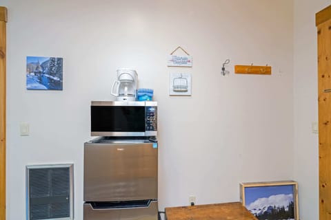 Main Room: 1 queen, 1 full pull-out, gas fireplace, 50” TV, kitchenette