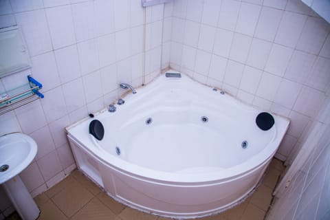 Premium Room | Deep soaking bathtub