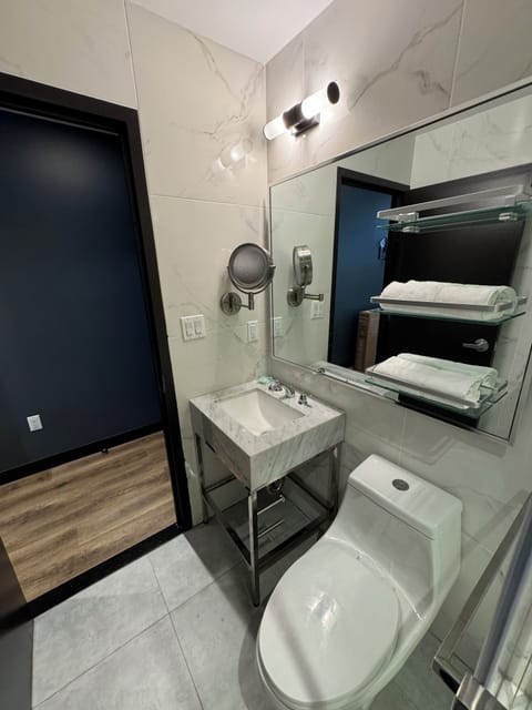 Deluxe Single Room | Bathroom | Shower, towels, soap, shampoo