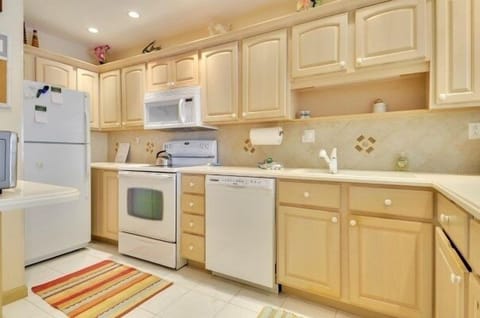 Condo, 2 Bedrooms | Private kitchen | Fridge, oven, coffee/tea maker, toaster