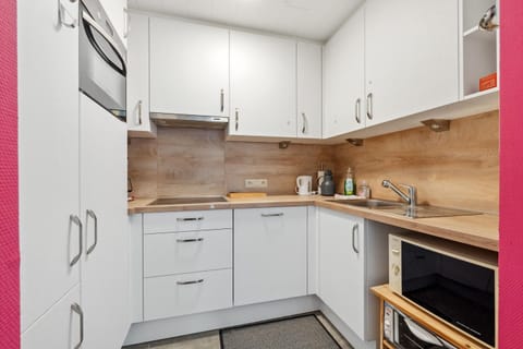 Apartment | Private kitchen | Electric kettle, toaster