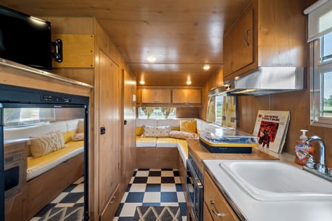 Hypo-allergenic bedding, blackout drapes, free WiFi, bed sheets