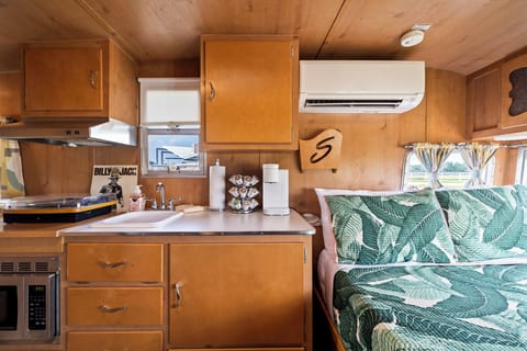 Hypo-allergenic bedding, blackout drapes, free WiFi, bed sheets