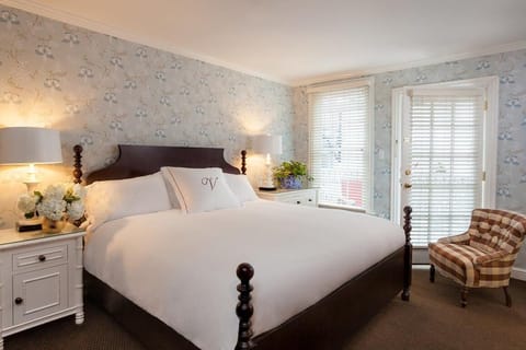 Standard Room, 1 King Bed | Premium bedding, minibar, in-room safe, free WiFi