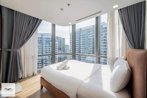 Luxury Apartment, 1 Bedroom, Balcony, City View | Egyptian cotton sheets, premium bedding, minibar, individually decorated