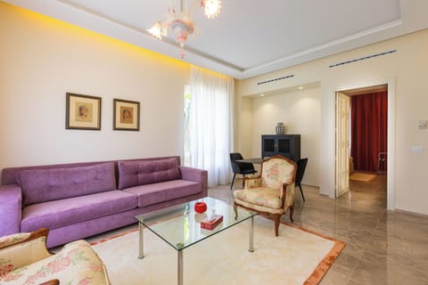 Deluxe Suite, Garden View | Living area | 40-inch flat-screen TV with satellite channels