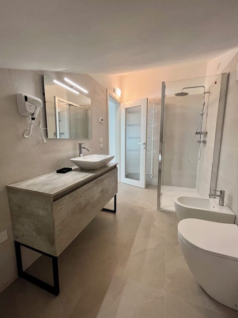 Deluxe Suite, Hill View | Bathroom | Shower, hair dryer, towels, soap