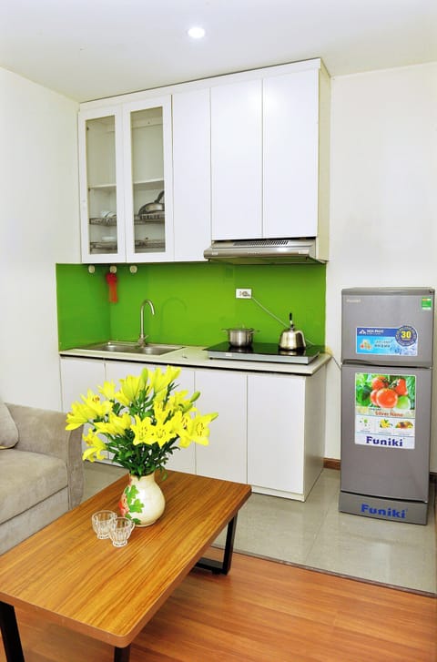 Deluxe Apartment | Private kitchen | Mini-fridge, stovetop, cookware/dishes/utensils, dining tables