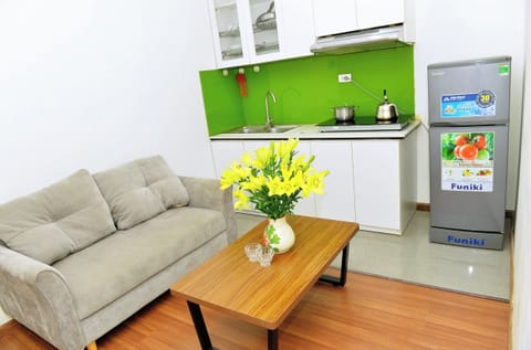 Deluxe Apartment | Private kitchen | Mini-fridge, stovetop, cookware/dishes/utensils, dining tables