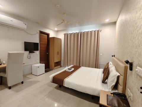 Deluxe Room, Balcony, City View | Egyptian cotton sheets, premium bedding, minibar, in-room safe