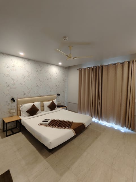 Deluxe Room, Balcony, City View | Egyptian cotton sheets, premium bedding, minibar, in-room safe