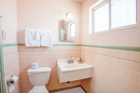 Shower, free toiletries, towels