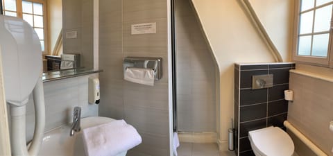 Standard Room, 1 Queen Bed | Bathroom | Free toiletries, hair dryer, towels, soap