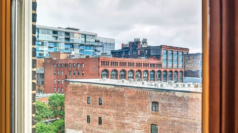 Take in a bold, industrial view—think steel beams, city grit, and raw urban charm. It’s the kind of backdrop that tells a story, blending history, architecture, and edge for a stay that feels uniquely connected to the city’s heartbeat.