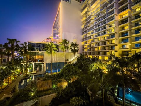 Exterior: Illuminated by palm trees and sparkling waters, this vibrant paradise awaits!