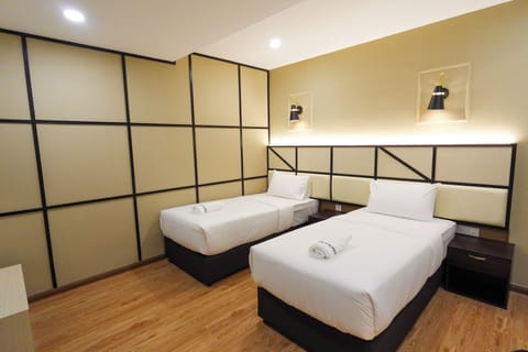 Superior Twin Room | Desk, laptop workspace, blackout drapes, free WiFi